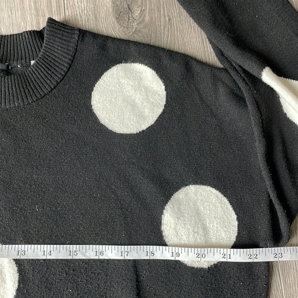 T TAHARI black with large white circles super soft sweater - Picture 5 of 6